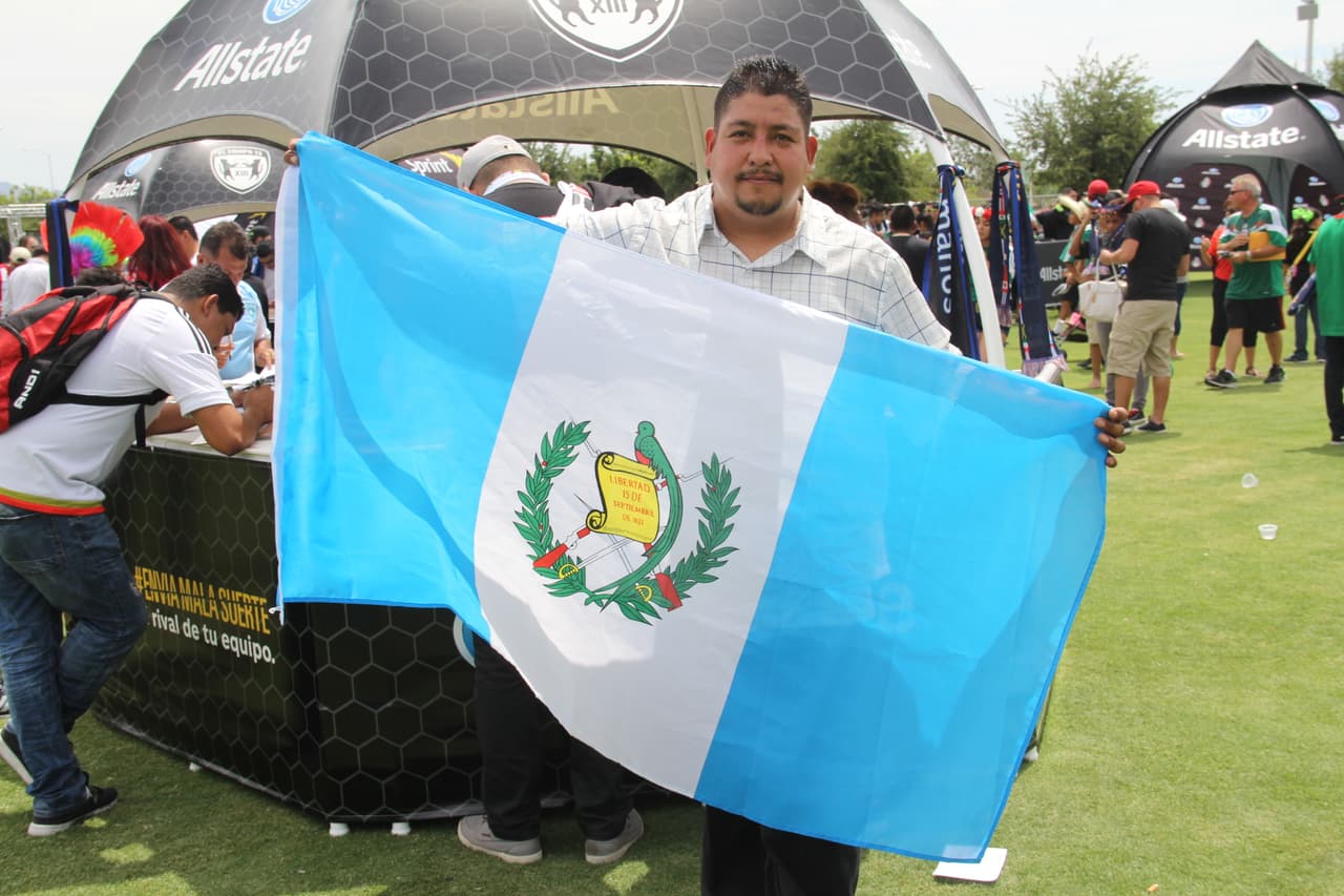 Aunque en número son superados por la cantidad de fans mexicanos, la afición guatemalteca muestra con orgullo la bandera de su país y se siente optimista de que su equipo ganará este partido.