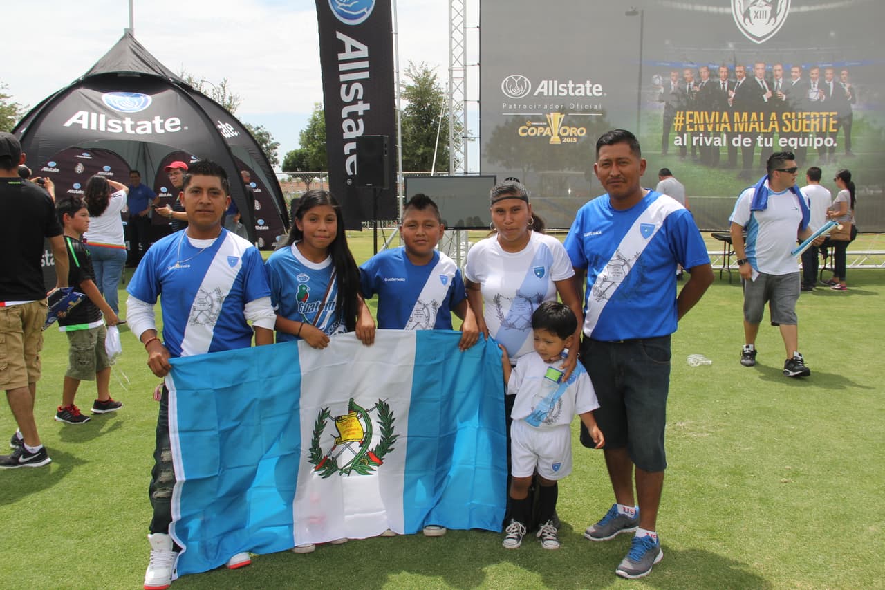 Aunque en número son superados por la cantidad de fans mexicanos, la afición guatemalteca muestra con orgullo la bandera de su país y se siente optimista de que su equipo ganará este partido.