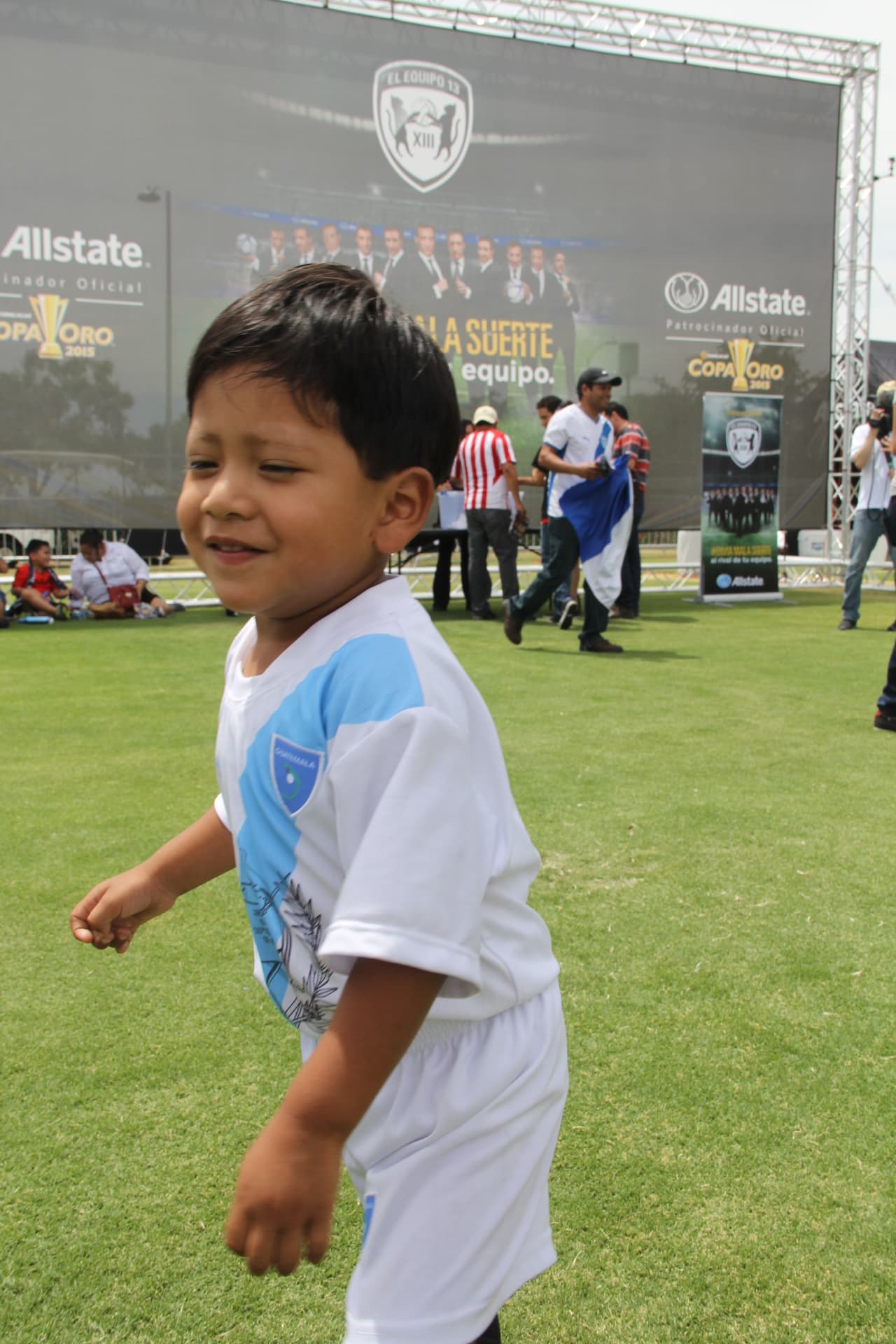 Aunque en número son superados por la cantidad de fans mexicanos, la afición guatemalteca muestra con orgullo la bandera de su país y se siente optimista de que su equipo ganará este partido.