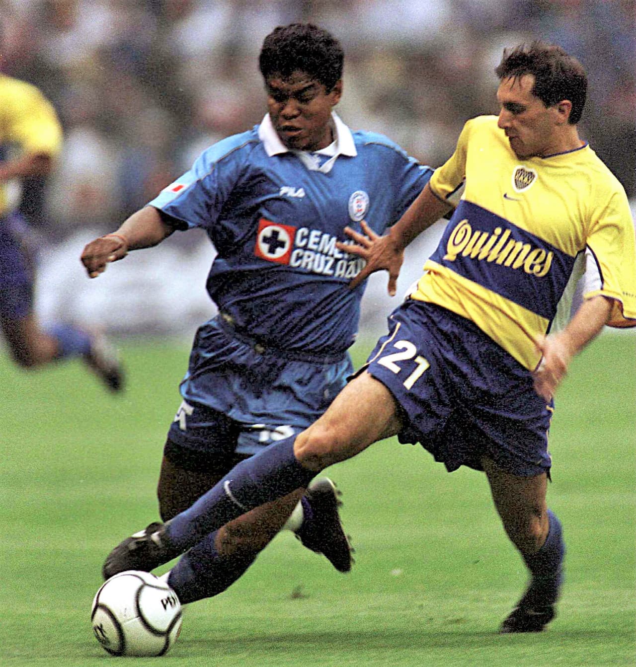 En 1998 el volante ofensivo debutó en el balompié profesional con Boca Juniors. En la foto en la Final de la Copa Libertadores ante Cruz Azul junto a Melvin Brown en 2001. Fue Xeneize hasta 2002.