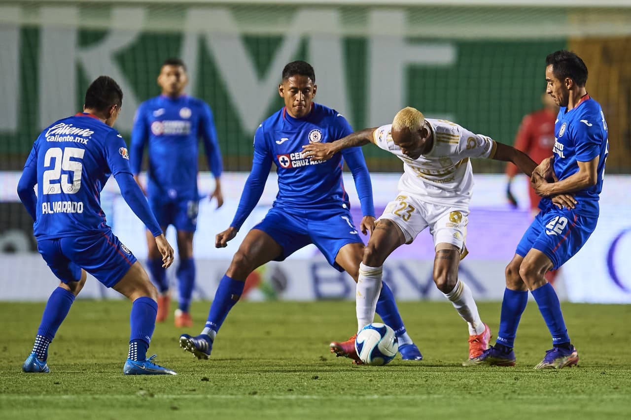 Los Tigres no tienen un buen regreso y Cruz Azul vence 0-2 en el Volcán. Cruz Azul se sitúa en la tercer posición con 12 unidades y los regios se quedan en la décima plaza con 7 unidades, aunque tienen un partido menos que los demás.