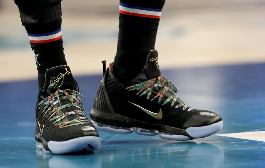Este modelo personalizado fue el que utilizó LeBron James de su zapato insignia el Soldier, por supuesto, de Nike.