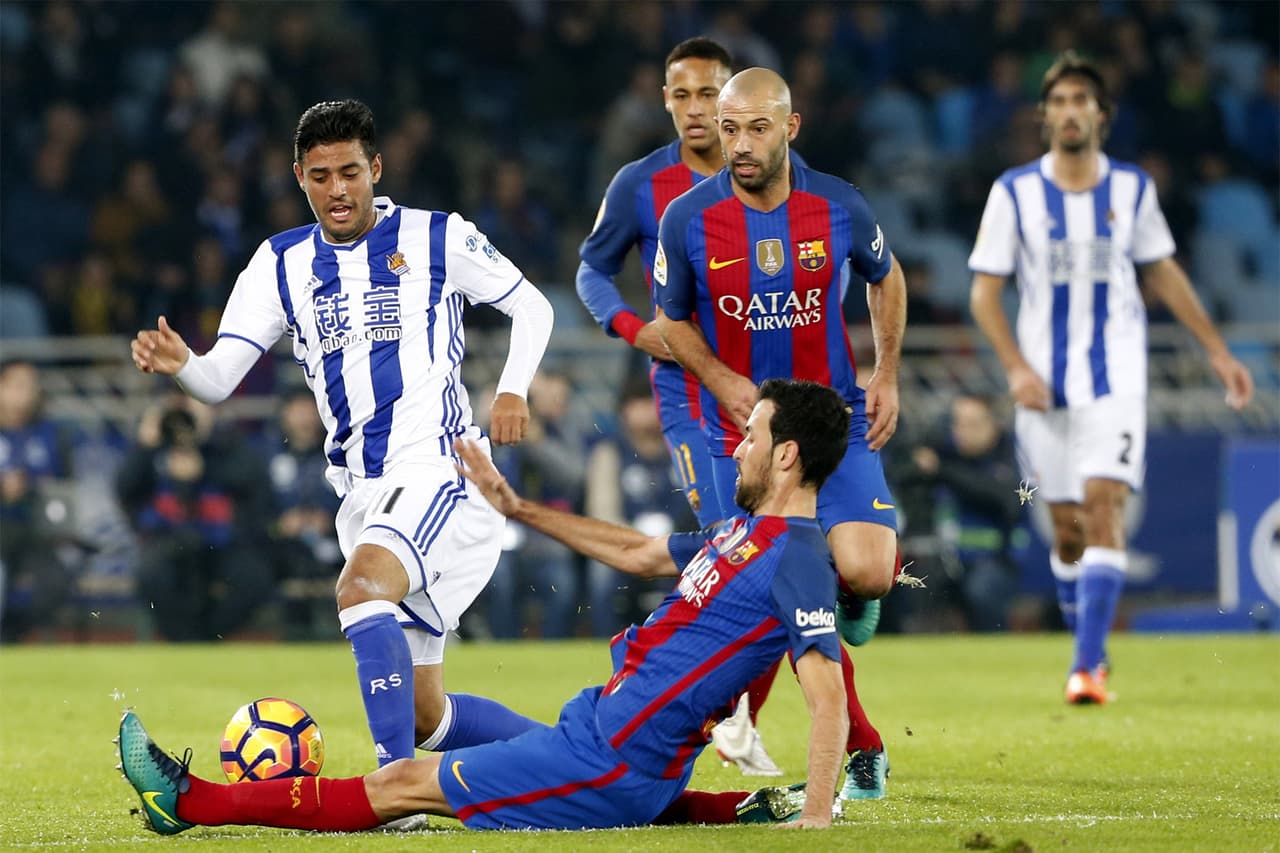 Vela tuvo su particular duelo con Mascherano.