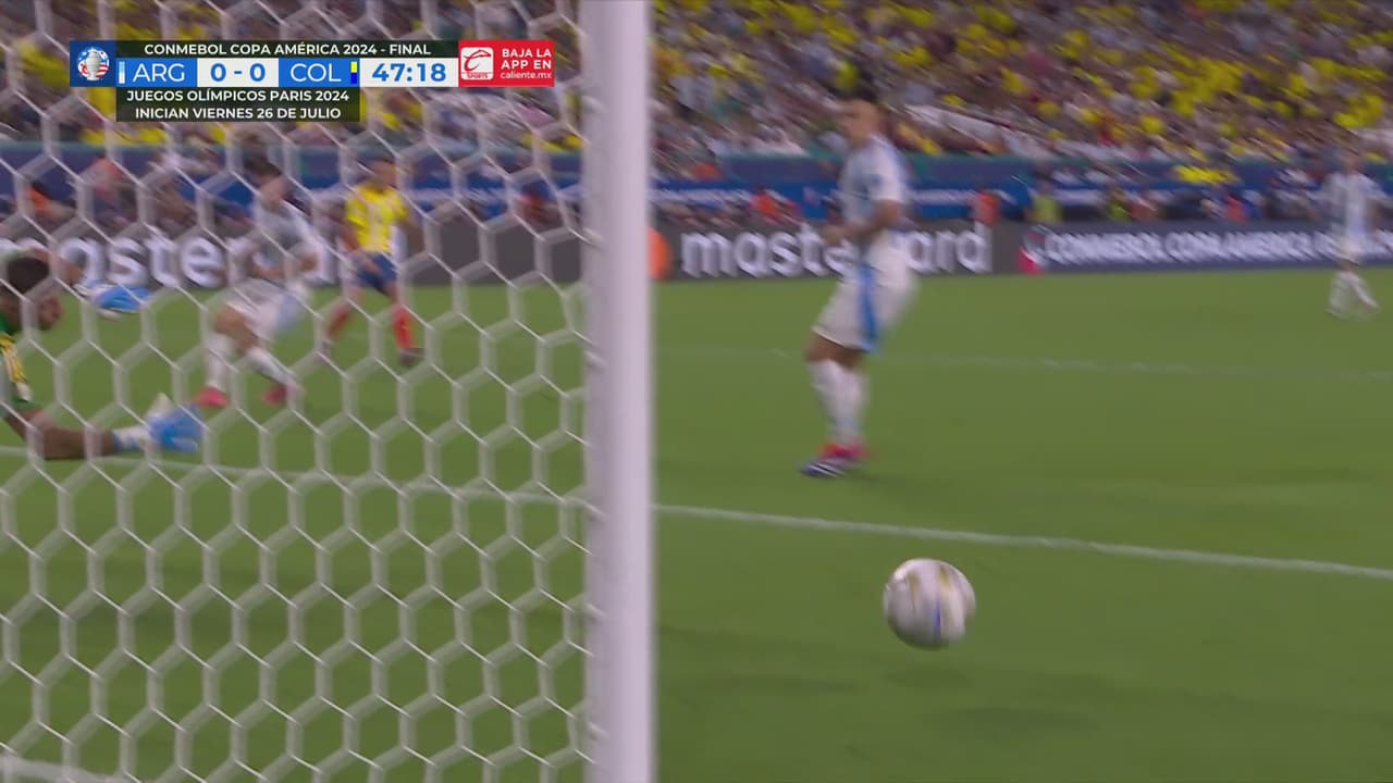 ¡Arias la cruzó de más y Colombia deja ir una buena de gol!