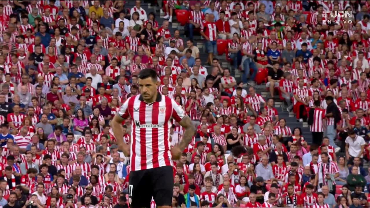 Arranca el partido y la pelota está en juego.