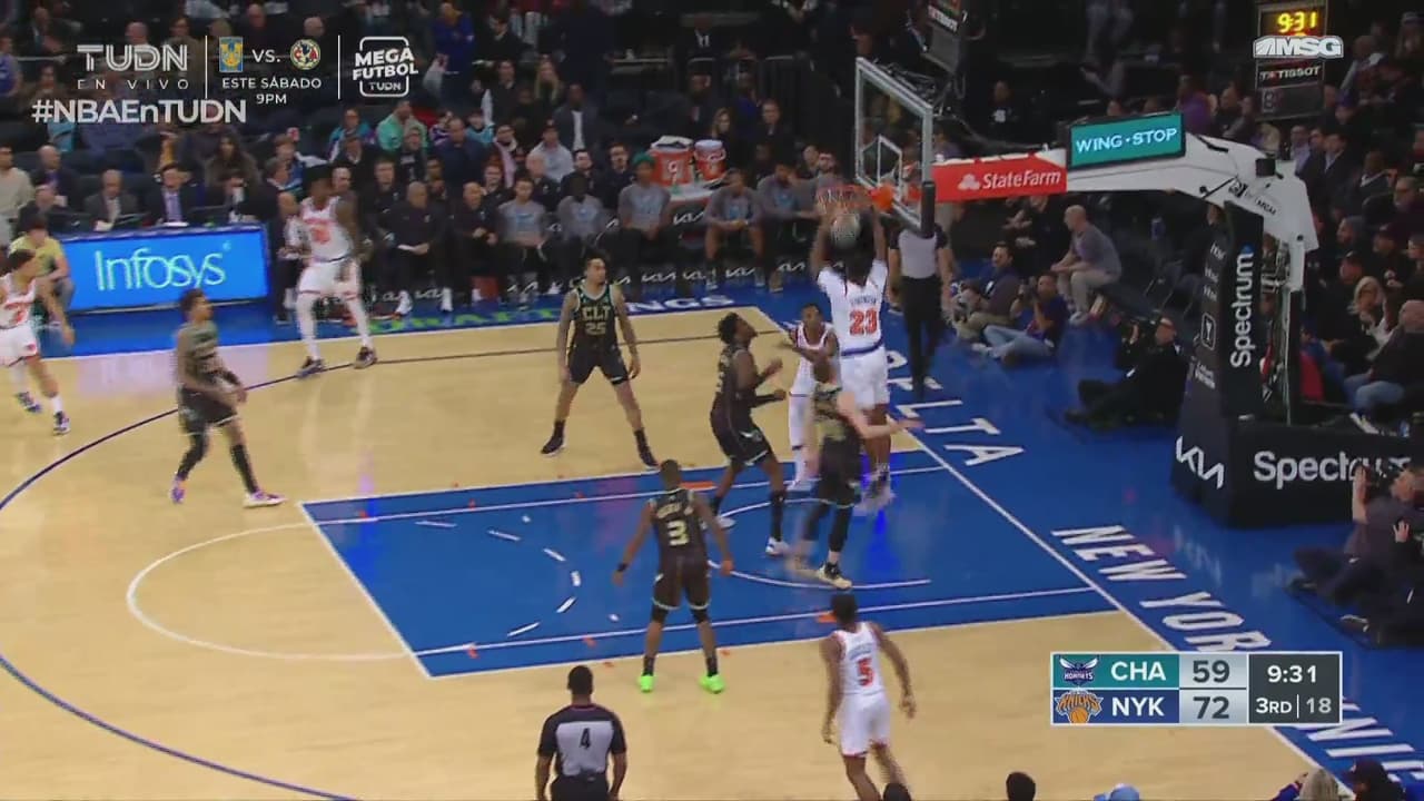 ¡Está dando clases! Mitchell Robinson anota alley oop sobre Charlotte