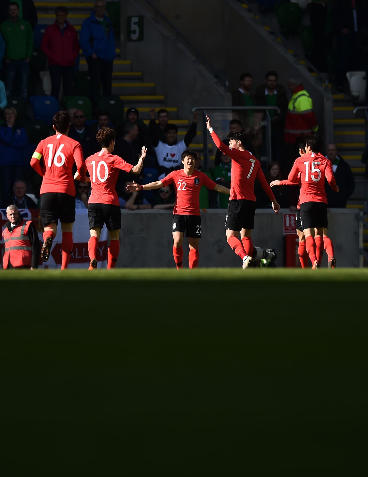 Chang-Hoon controló un pase de Park Joo-Ho y definió en el área para darle la ventaja a su equipo.