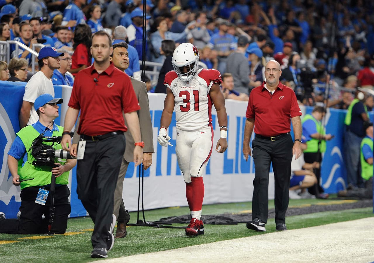 <b>DAVID JOHNSON – RB, Arizona Cardinals</b>
<br>Si agosto fue duro, el acabose ocurrió en la Semana 1 con la lesión de David Johnson en la visita de los Cards a Detroit. El corredor estelar, seleccionado #1 global en el mundo del Fantasy, se fracturó la muñeca en una recepción y fue colocado en la lista de reservas lesionados. Se espera que pueda regresar para diciembre, pero su baja ha sido muy complicada.