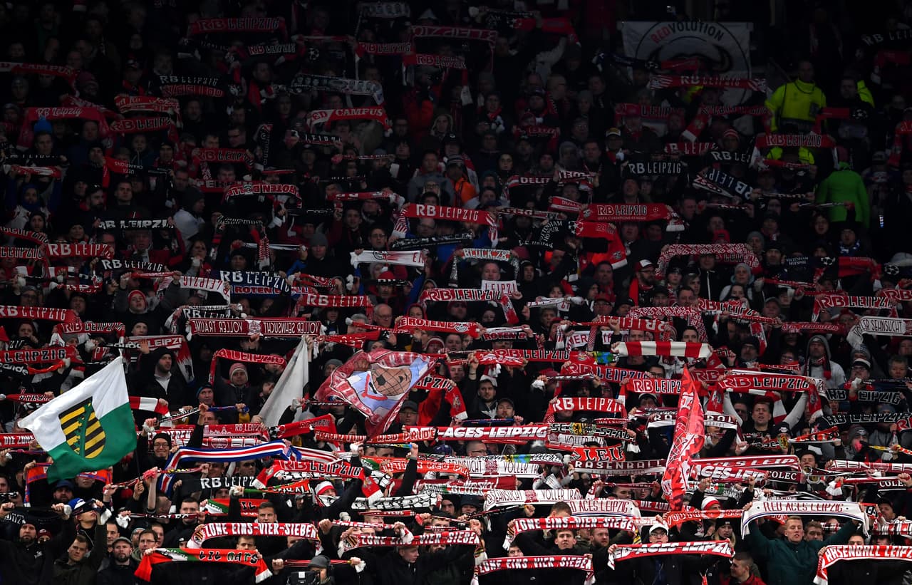 Los seguidores de Leipzig pasando lista previo al encuentro.