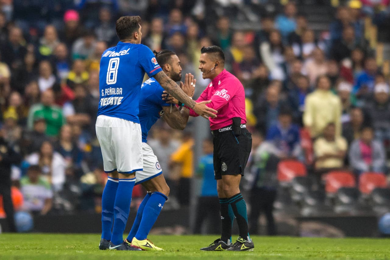 A pesar de que el balón golpeó en la mano de Miguel Samudio al minuto 39 del segundo tiempo, el juez ni sus asistentes hicieron caso de la falta en el área que pudo haber cambiado la serie.