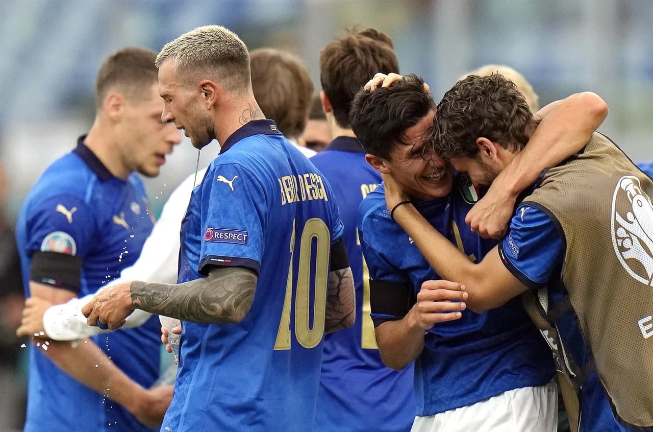 Italia derrota por la mínima a la selección de Gales en la última jornada del Grupo A en la Euro 2020. El único tanto del encuentro fue por parte de Matteo Pessina al minuto 39, lo que hace que la escuadra 'Azzurra' sea el primero de grupo y cumplan 1,000 minutos sin haber perdido un encuentro.
