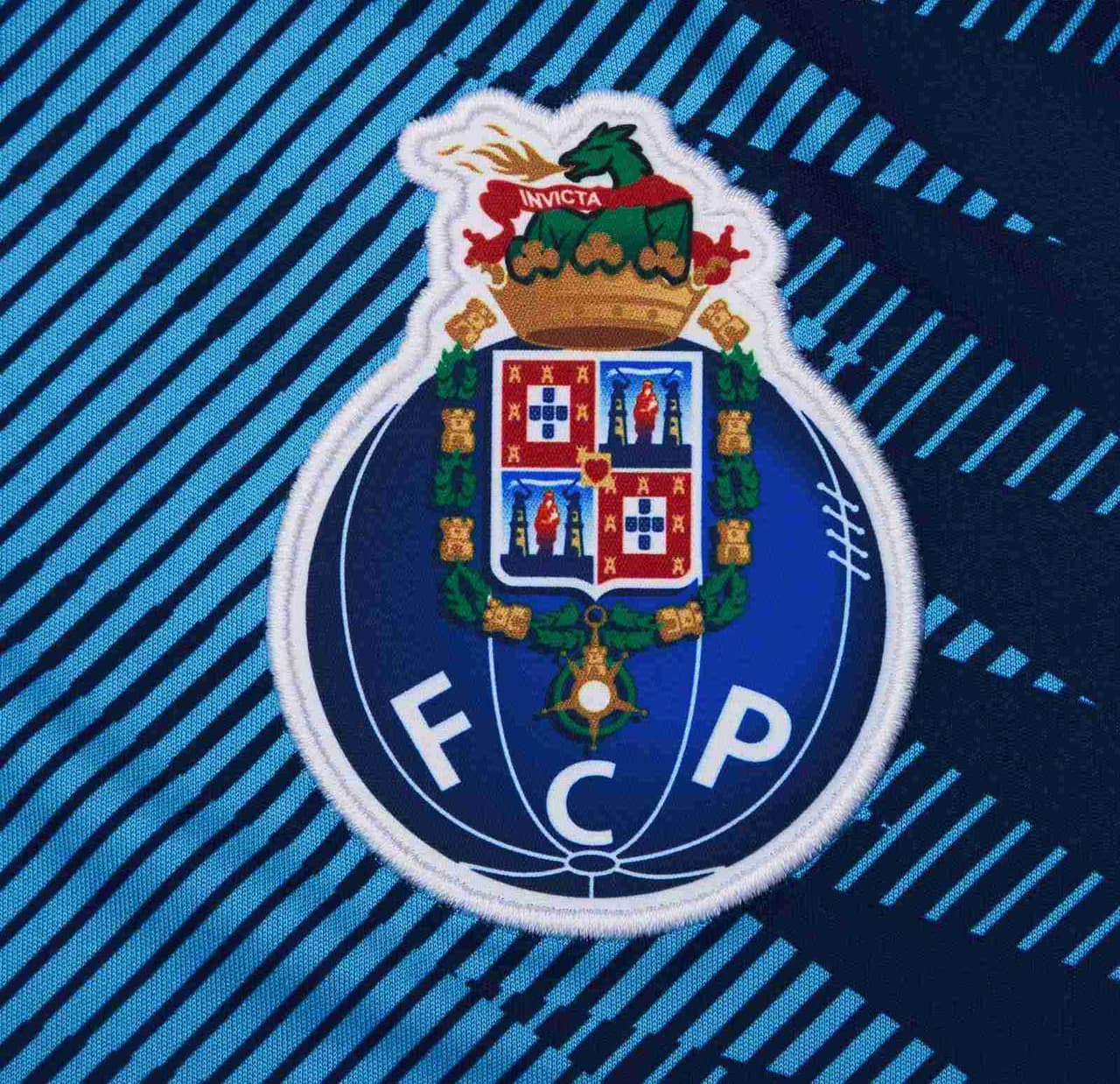 Ya está lista. El F.C. Porto anunció su tercera playera para la nueva temporada la cual destaca por su color azul oscuro y unos patrones en el pecho que recuerdan la textura del mítico dragón, emblema del club, en tonos más claros. Tecatito y compañía lucirán esta prenda buscando ganar la Liga, las Taças y pelear la Champions.