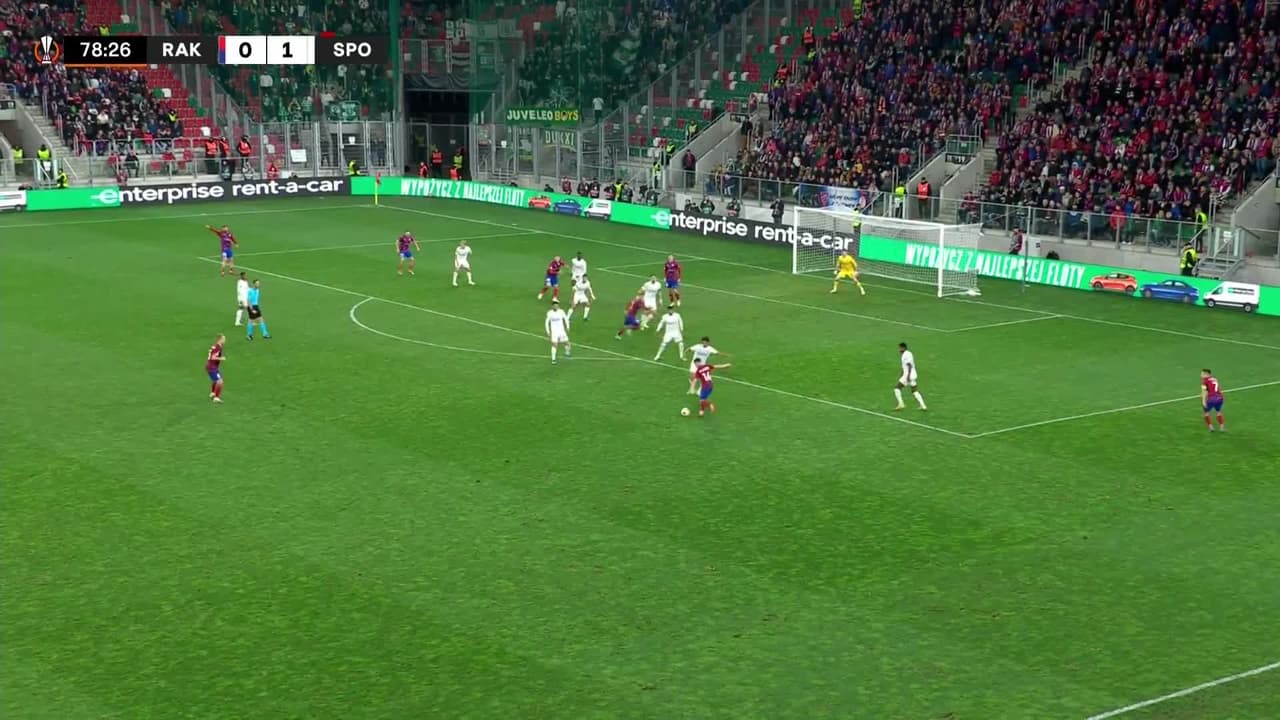 ¡CERCA! Vladyslav Kochergin disparó que se estrella en el poste.