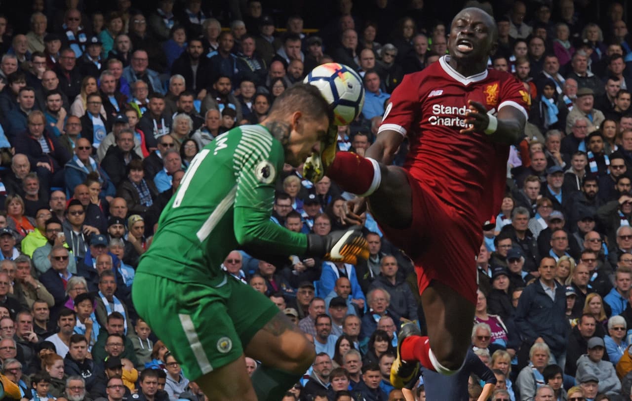 Una fuerte patada en la cabeza de Sadio Mané del Liverpool a Ederson del Manchester City estremeció el estadio en medio del triunfo de los 'Citizens' por goleada 5-0.