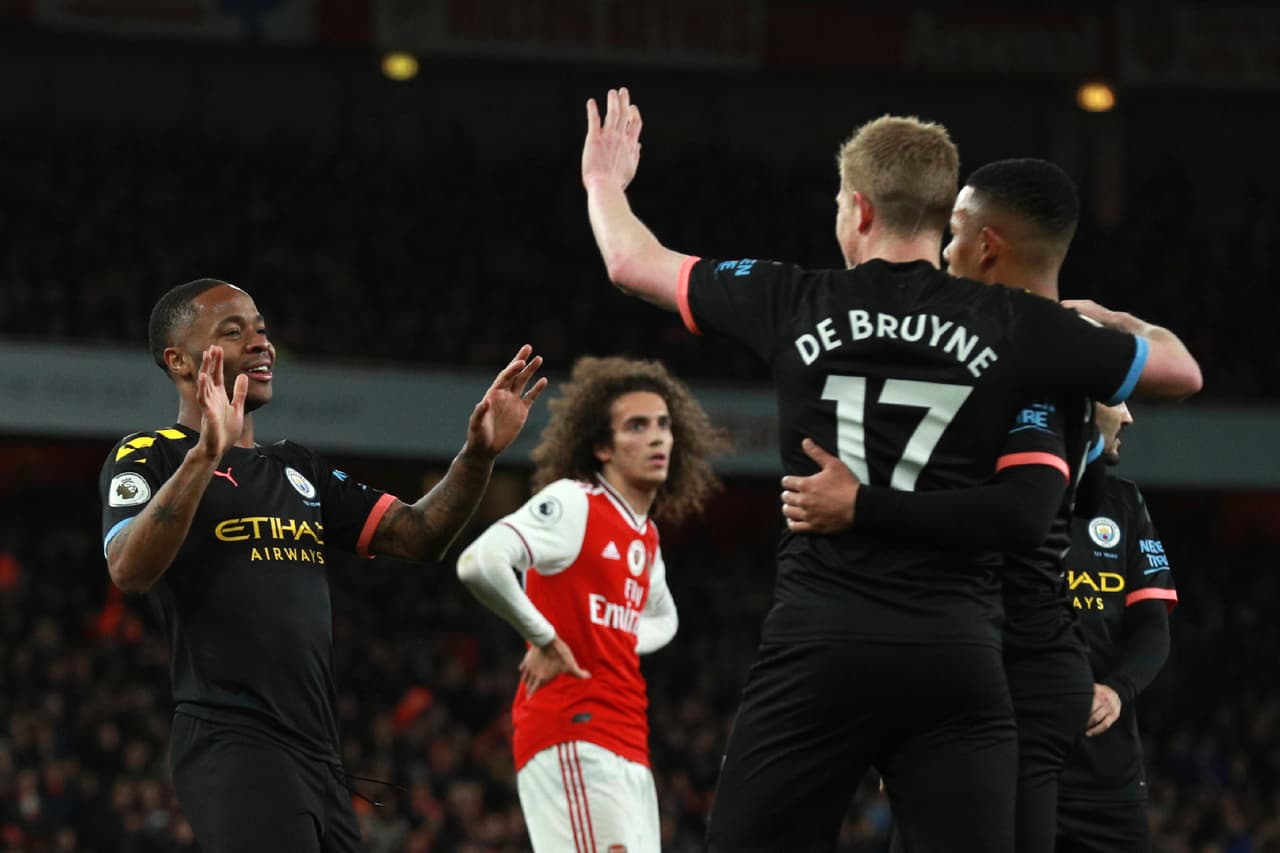 Los citizens celebran el segundo tanto, mientras el Arsenal se lamenta