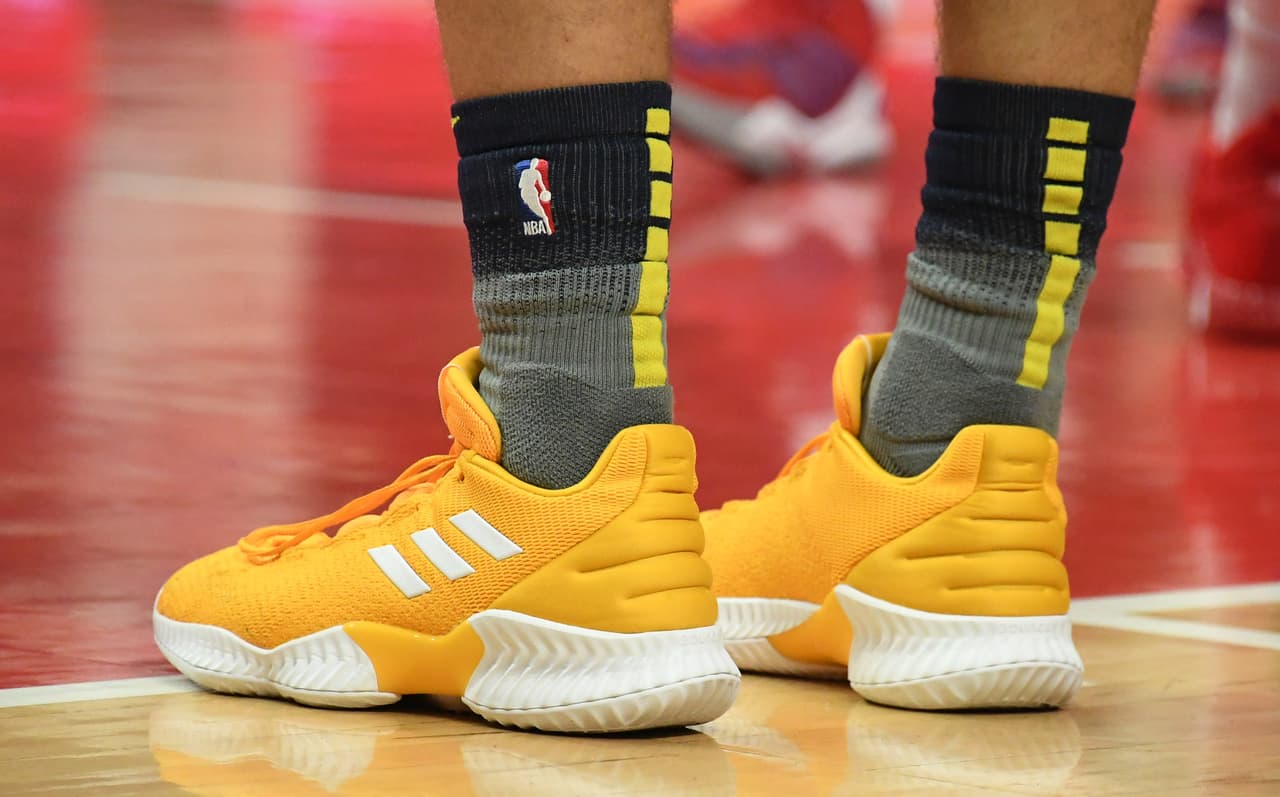 Este es el par de zapatos que usó el delantero de los Indiana Pacers Bojan Bogdanovic ante los LA Clippers en Staples Center. Se trata de unos Adidas Pro Bounce.