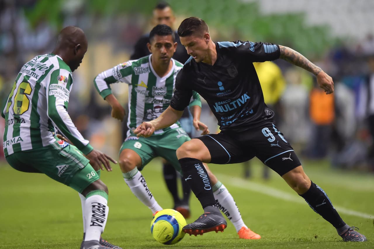 En los primeros minutos, Querétaro se mostró más peligroso y logró las primeras jugadas de peligro en el encuentro.