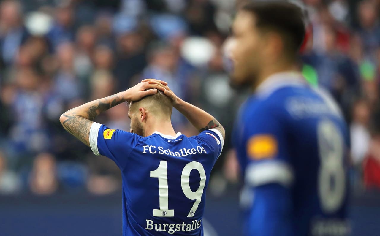 Hubo una mano en el área en favor del Schalke, pero el árbitro no sancionó penal a pesar de que el VAR se lo avisó. Había descontento entre la afición local.