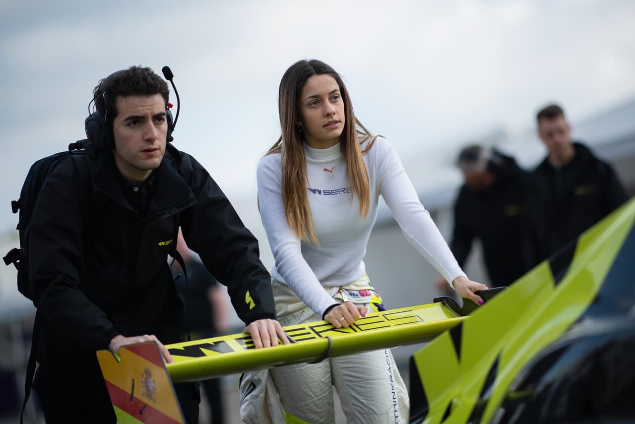 A partir de este viernes la polémica W Series, fórmula exclusiva para mujeres, dio inicio con las pruebas libres en Hockenheim, Alemania, donde el día domingo se correrá la primera válida del calendario. Las pilotos y sus equipos ya comenzaron a vivir esta novedosa experiencia que espera dar mucho de qué hablar.