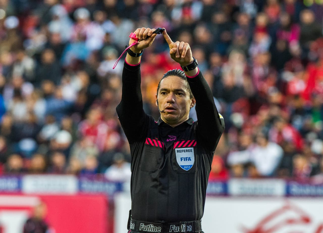 El árbitro Oscar Macias Romo llevó un buen control del partido. Sólo enseñó dos tarjetas amarillas, una para cada equipo.