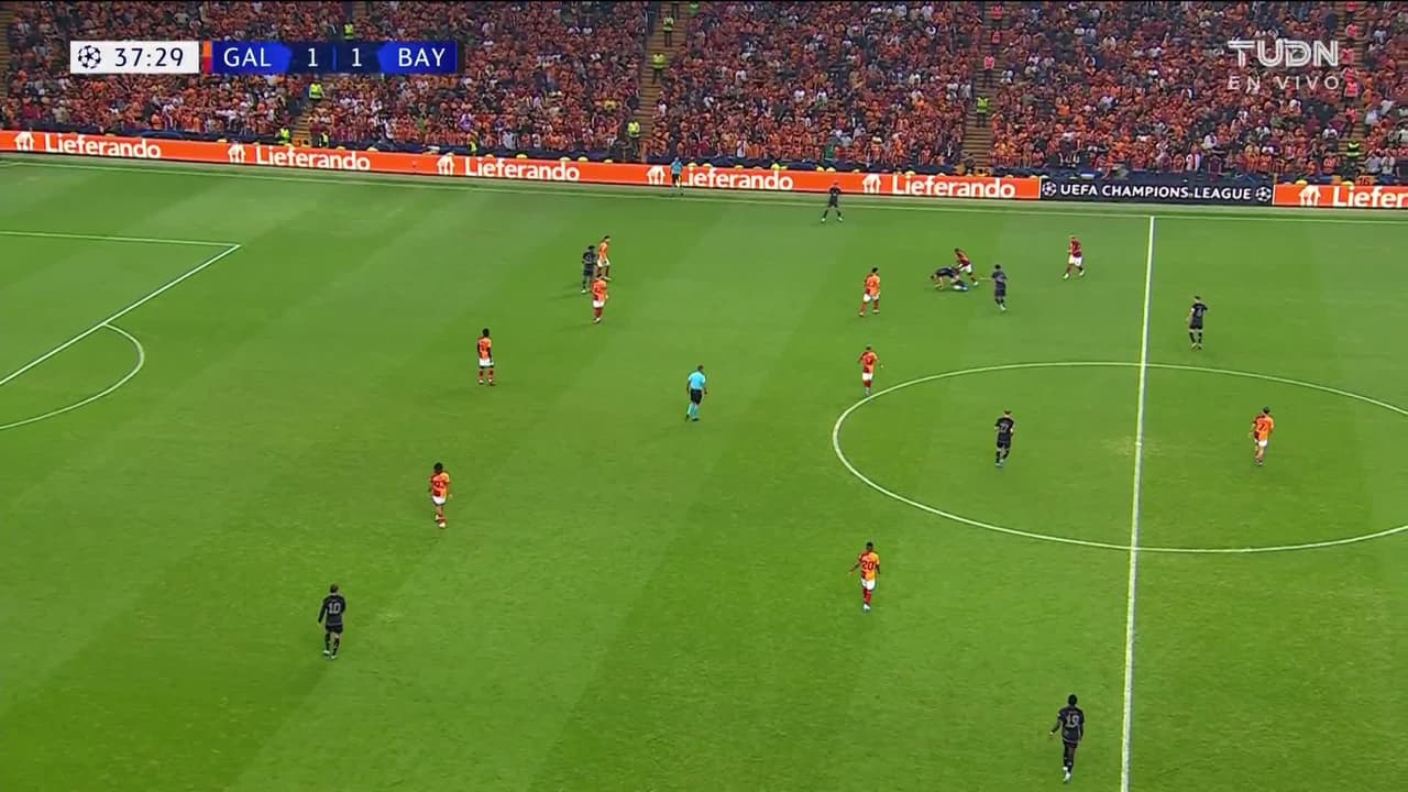 ¡TIRO ATAJADO! disparo por Kerem Aktürkoglu.