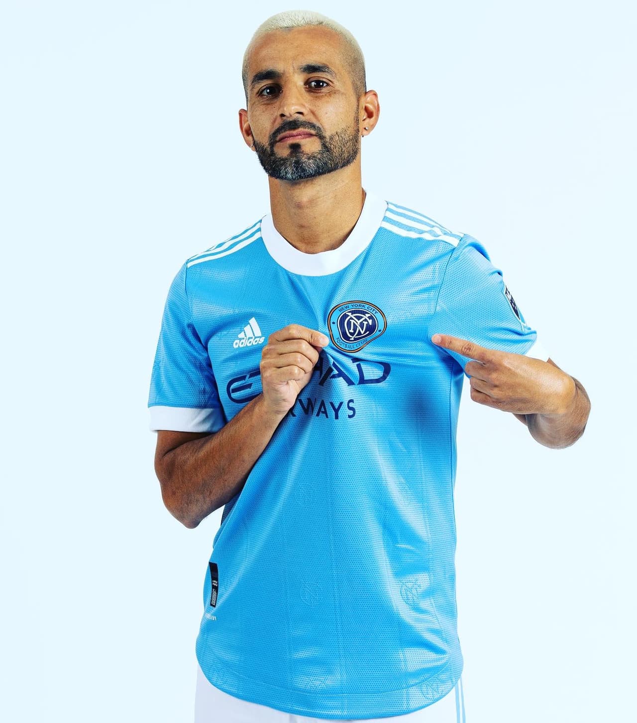 El color de la camiseta imita también a los monos de trabajo de los trabajadores municipales de la ciudad de Nueva York.