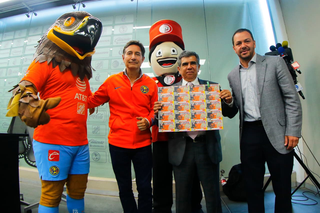 Este martes, con motivo de los 40 años de El Chanfle, la Loteria Nacional y el América hicieron el lanzamiento oficial del billete conmemorativo el cual tendrá el escudo de las Águilas y la cara del personaje de Roberto Gómez Bolaños. Al evento asistieron, entre otros, Roberto Gómez Fernández, hijo del actor, y Santiago Baños, presidente del club.