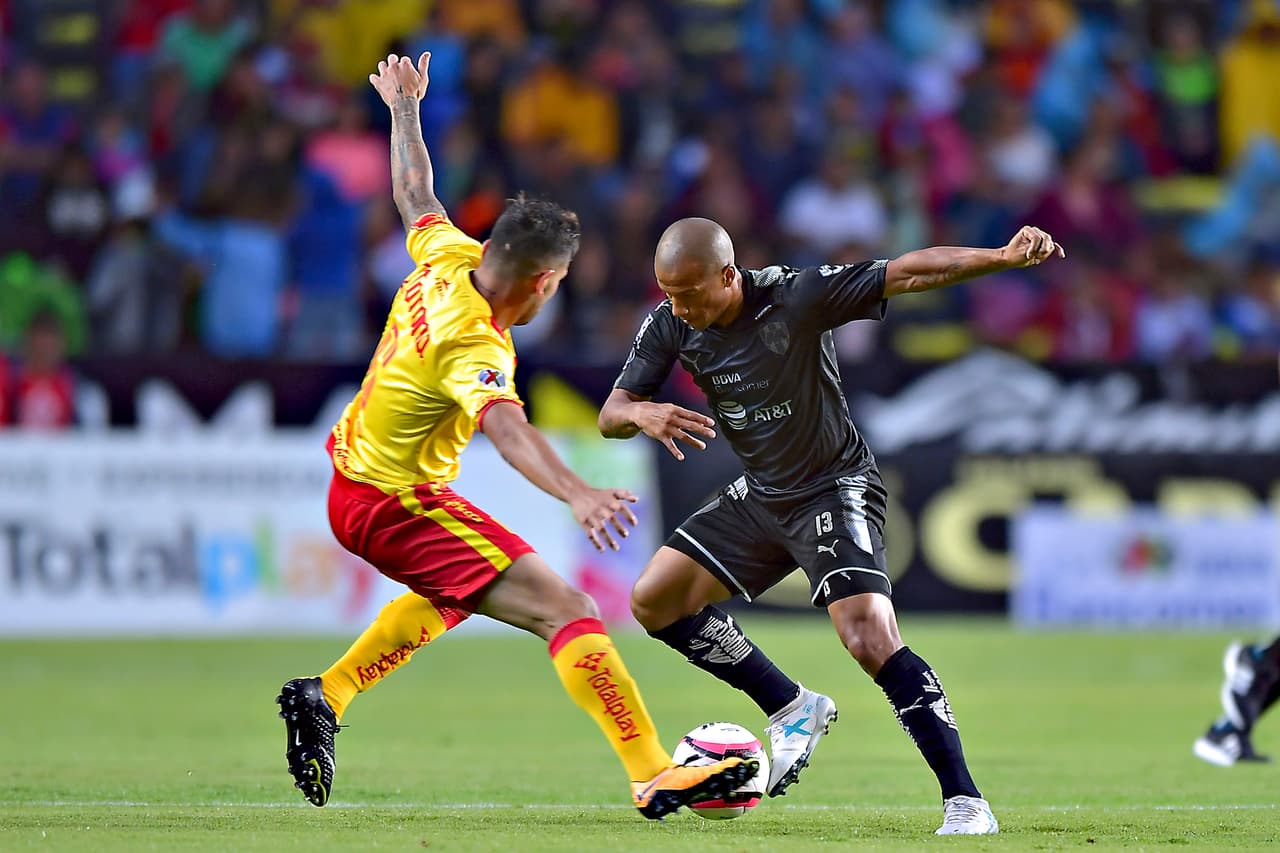 Se requirieron de cuatro tarjetas amarillas durante el encuentro, dos para cada equipo.