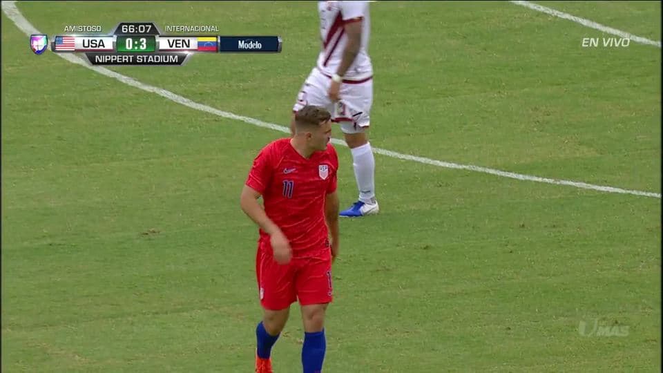 Tiro desviado de Jordan Morris