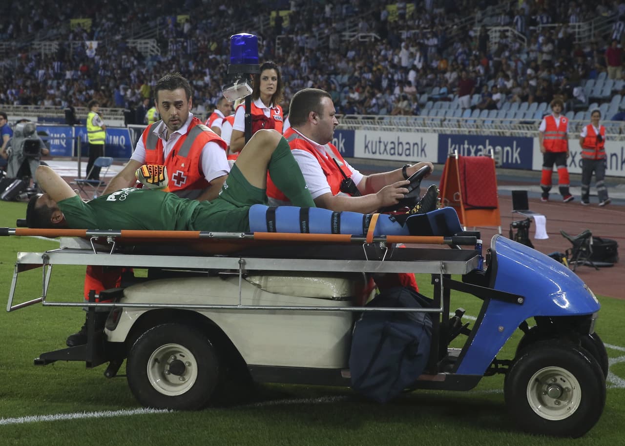 Para mayor desgracia del Villarreal, su portero Andrés Fernández salía lesionado tras el gol con la rodilla derecha inmovilizada. Pinta grave.