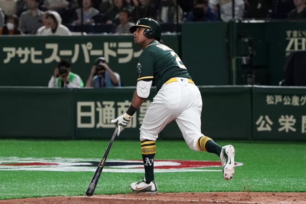 La certeza y la confianza. El bateador designado de los Oakland Athletics Khris Davis reacciona así luego de pegar un batazo largo que se convertiría en un jonrón de tres anotaciones para igualar 6-6 en la alta de la novena entrada del partido contra los Hokkaido Nippon-Ham Fighters en Tokyo.