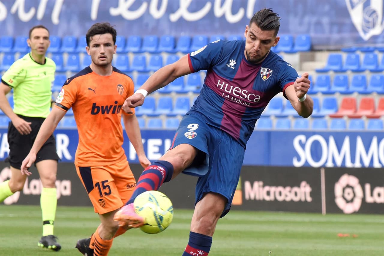 Betis viene de atrás y vence 2-3 al Celta de Vigo, Barcelona vence 0-1 en su visita al Eibar, Huesca y valencia se confroman con un 0-0, Elche vence 2-0 al Athletic Club y la Real Sociedad logra vencer 0-1 al Osasuna.