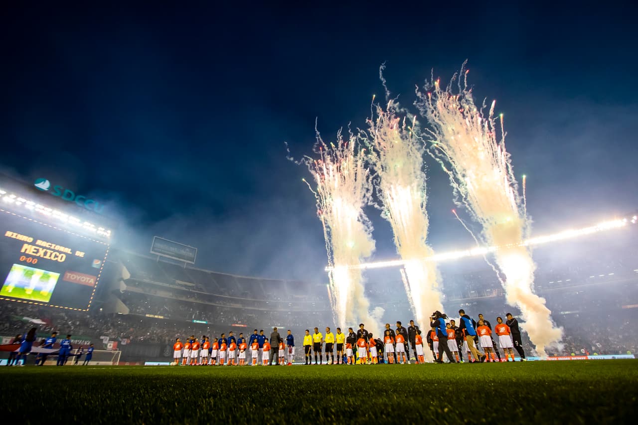 Con fuegos artificiales fueron recibidos los equipos en el terreno de juego, dejando la fiesta más que lista en San Diego para los 49 mil 617 espectadores.