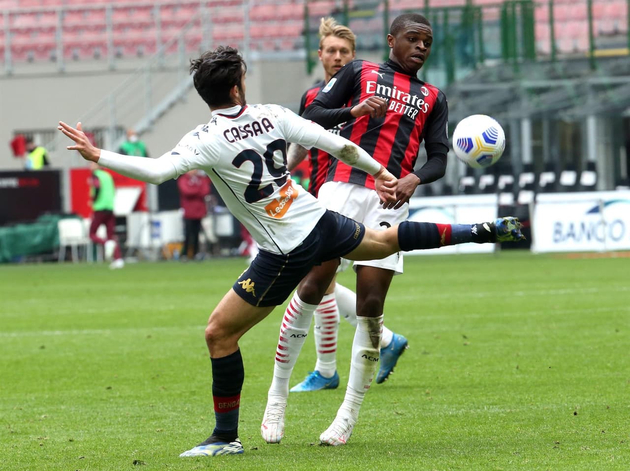 Milan se impone a Genoa 2-1 durante la Jornada 31 en la Serie A. Anté Rebic abrió el marcador para los 'rossoneri' al minuto 13, pero una anotación al minuto 37 de Mattia Diestro igualaba las cosas, pero un autogol de Gianluca Scamacca al 68' le da la victoira a los locales.