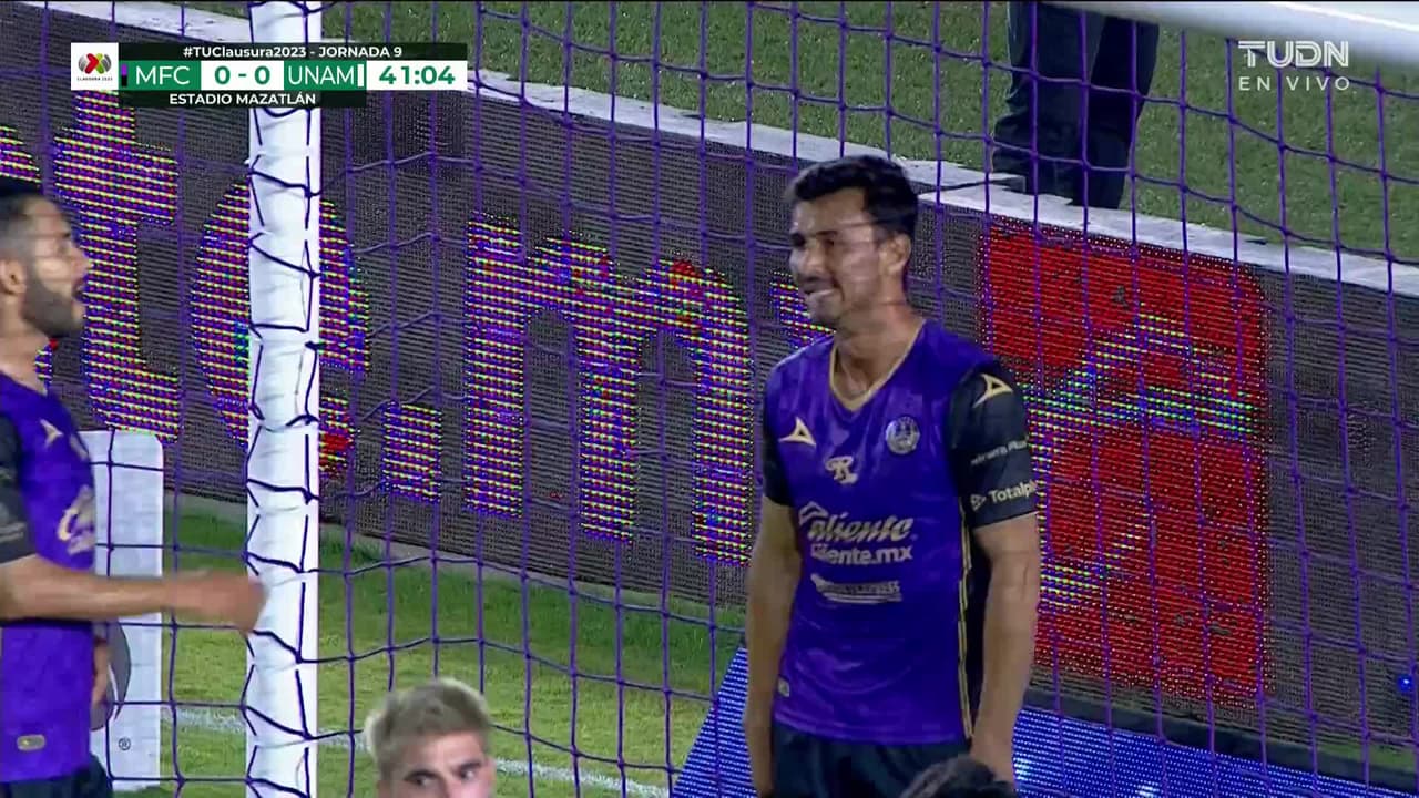 ¡TIRO ATAJADO! disparo por Eduardo Salvio.