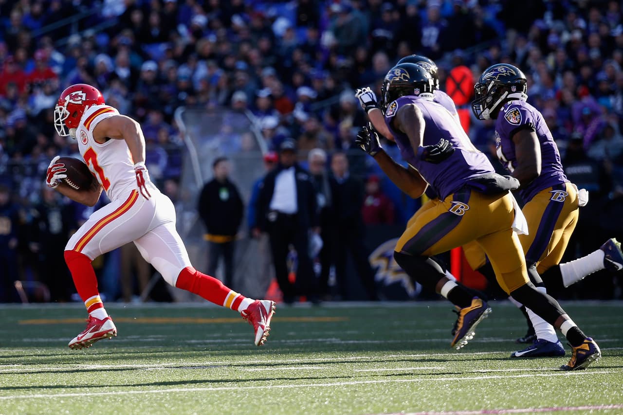 El back defensivo Tyvon Branch regresó un balón suelto 73 yardas para touchdown en el juego que KC ganó a BAL 34-14.