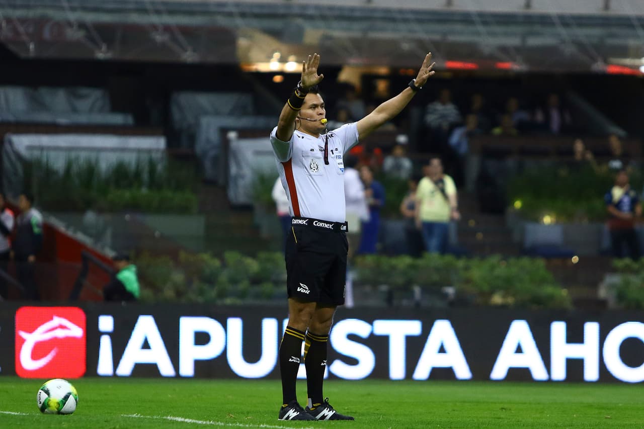 El árbitro Jorge Antonio Pérez convalidó el primer gol de las Águilas luego de la revisión desde el VAR.