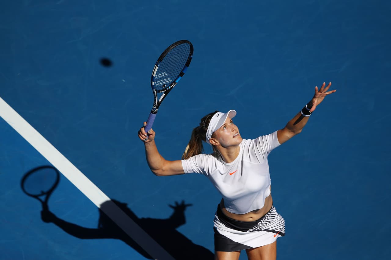 Con una provocativa blusa blanca dejando ver su vientre, y una minifalda, Bouchard se ha convertido este año en presa de los teleobjetivos en Melbourne Park. Pero además lleva ya dos partidos ganados sin ceder un set, así que aún queda mucho por ver en el Australian Open.