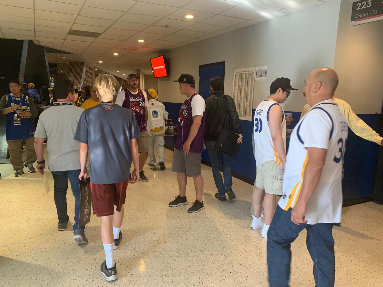 Los fanáticos de Golden State Warriors se alistan para el Juego 4 de las Finales de la NBA contra Toronto Raptors, con la ilusión de empatar la serie en casa antes del regreso a Toronto.