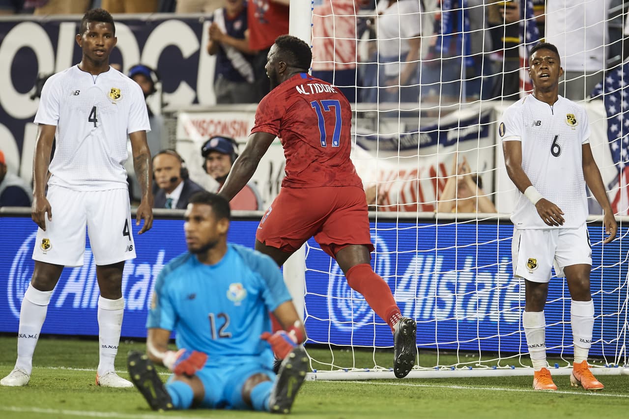 Childrens Mercy Park se volvió una sucursal del manicomio con el golazo de Altidore. Esa espectacular, y efectiva, chilena hizo que todos los aficionados se levantaran de sus asientos a festejar el 1-0 en favor de EEUU.