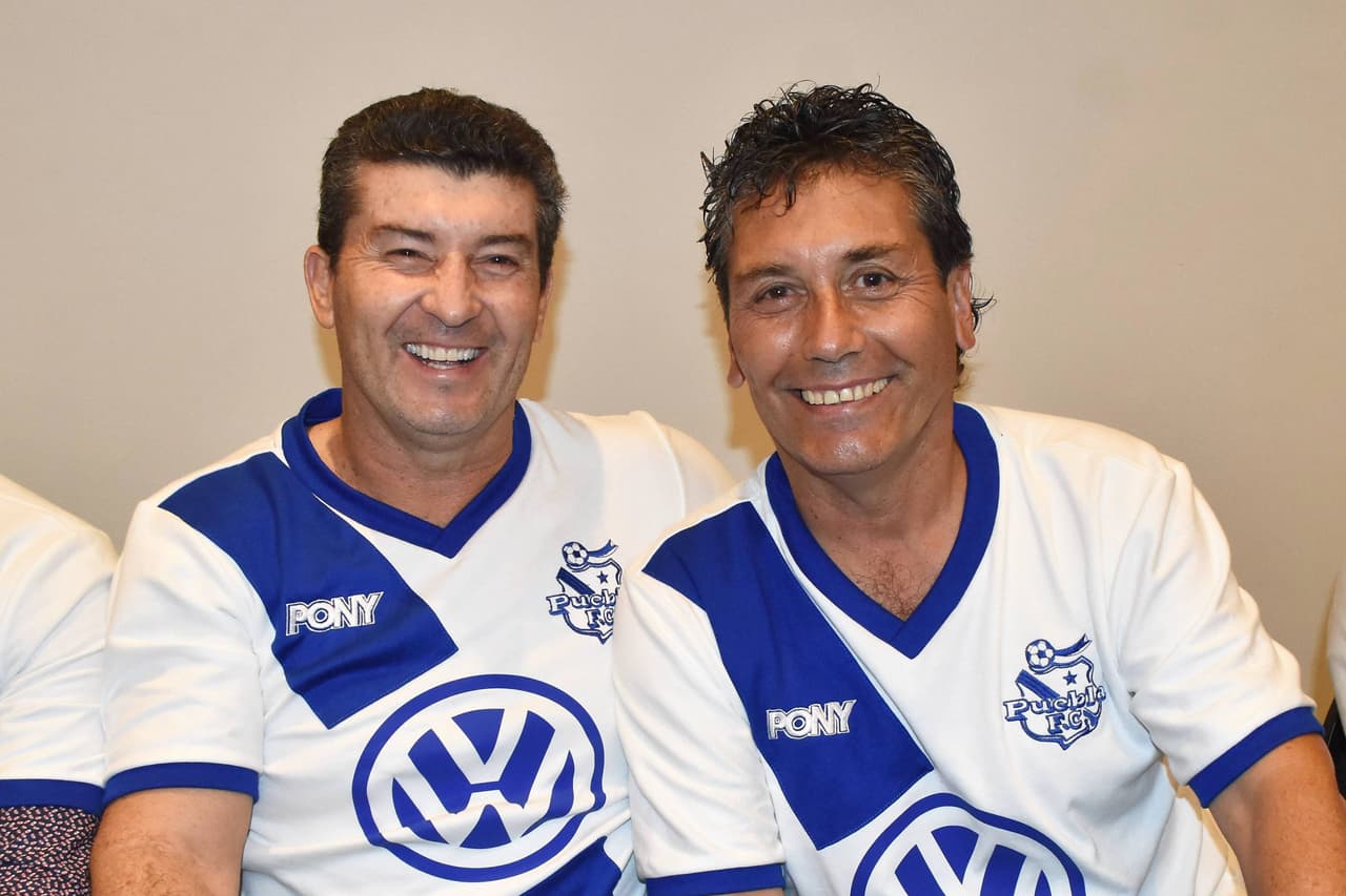 De cara al festejo del 75 aniversario del equipo, Puebla reunió a exjugadores que fueron parte de la época del 'campeonísimo' (89-90), quienes convivieron con diversos aficionados.