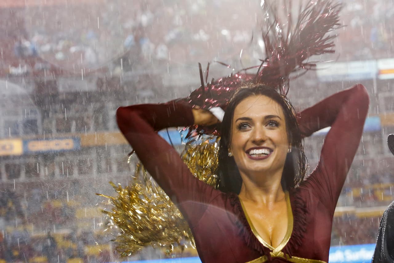 Las animadoras de los equipos de la NFL le dieron ese ingrediente extra al espectáculo y la fiesta del fútbol americano estadounidense, incluso, sin temer al clima en algunos casos.