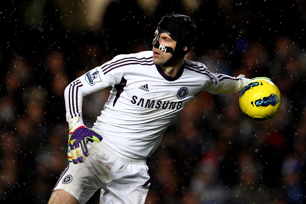 El portero checo Petr Cech lanza el balón durante el partido de la Premier League entre el Chelsea y el Manchester City en Stamford Bridge el 12 de diciembre de 2011 en Londres, Inglaterra.