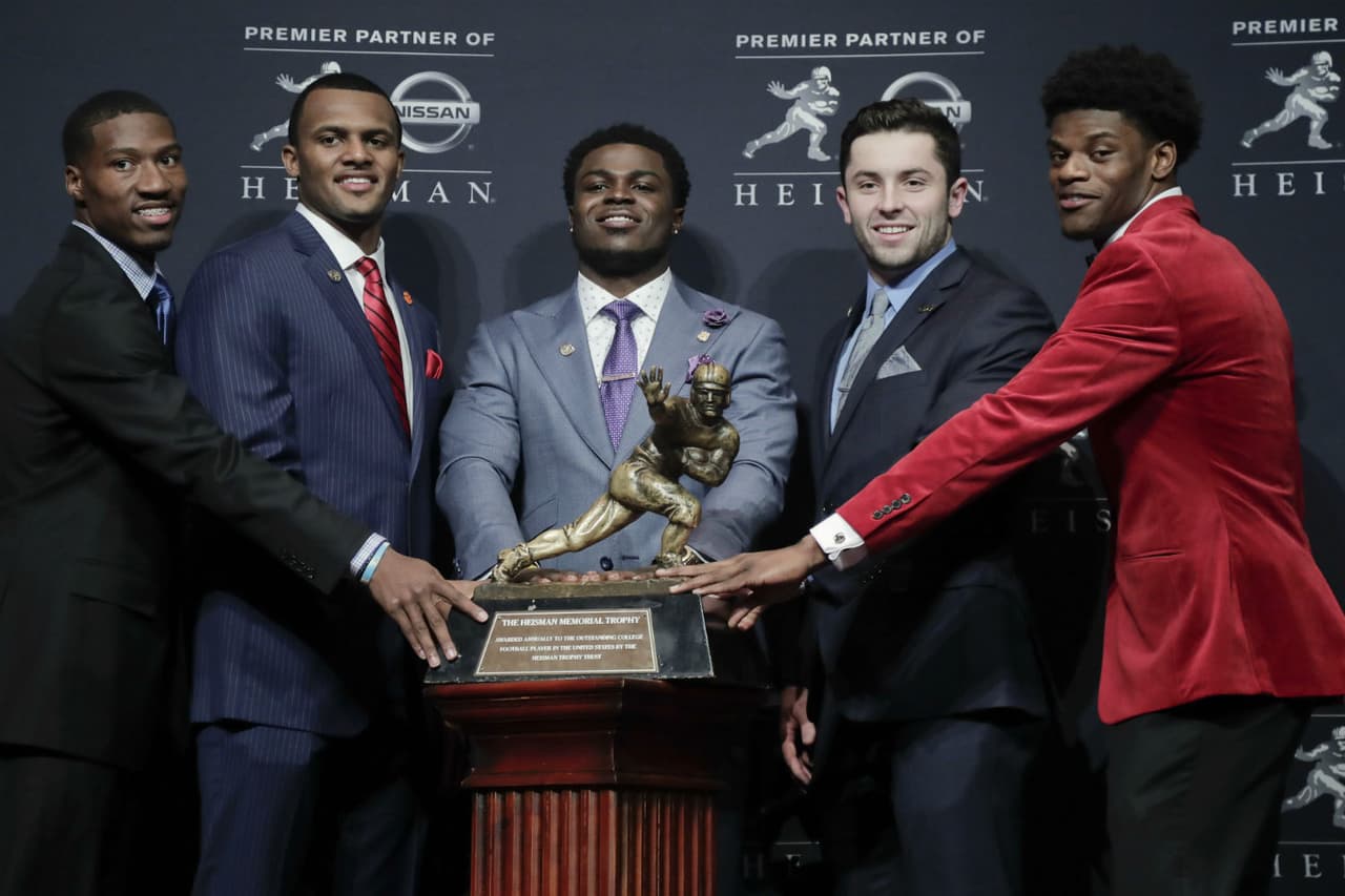 Lamar Jackson (der.) aparece junto a los otros cuatro nominados al Heisman.