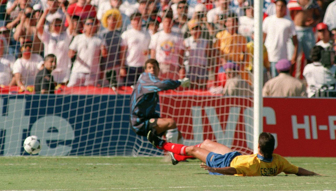 El caso más triste y sonado a nivel mundial fue el de Andrés Escobar, defensa colombiano que marcó un autogol en la derrota de su selección 1-2 contra Estados Unidos en el Mundial de 1994. El país cafetero vivía una epoca de violencia muy marcada y eso persiguió al jugador.