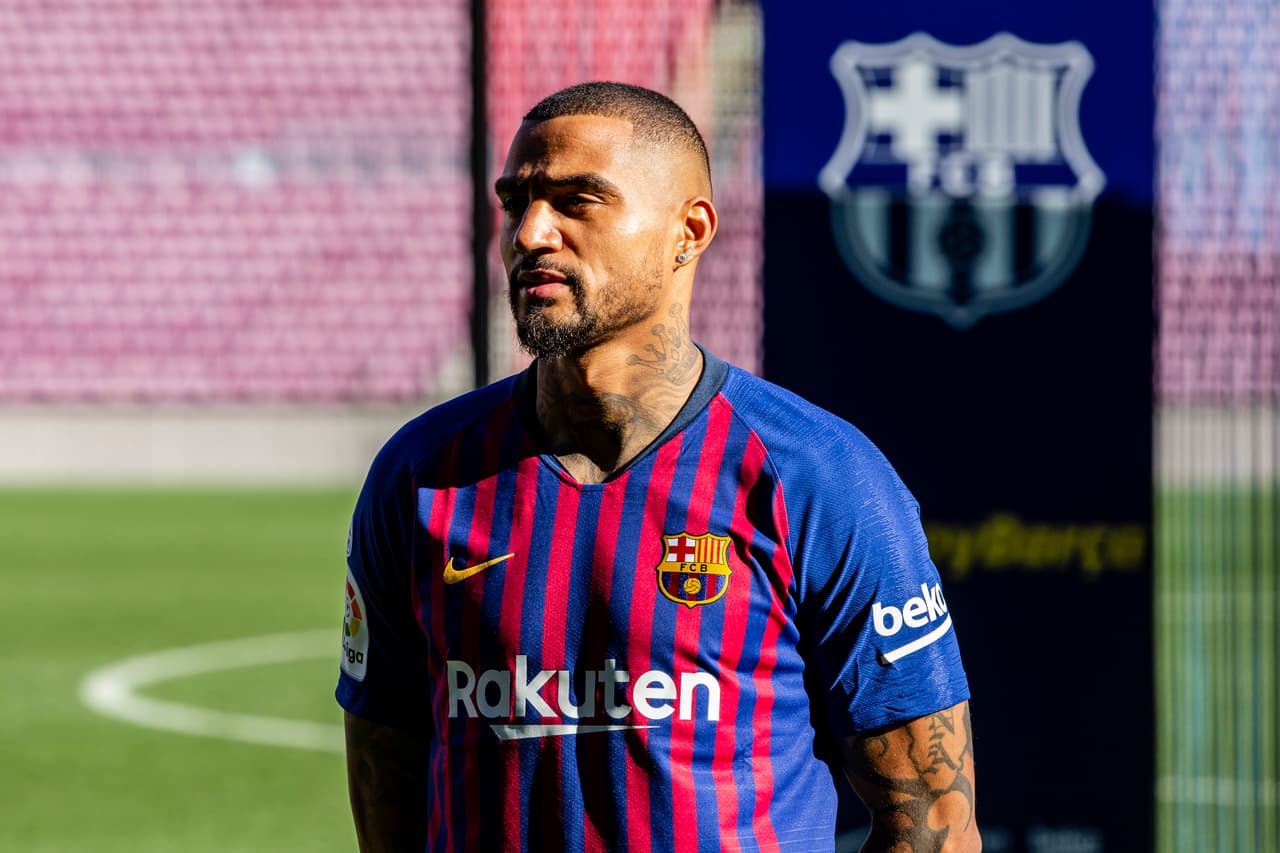 Boateng se visitó con los colores blaugranas y posó en el césped de su nueva casa por los próximos seis meses a préstamo.