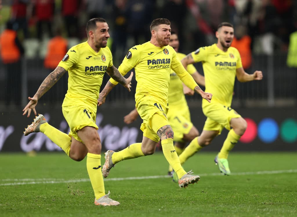 Tras 98 años, Villarreal porfin logra levantar el título de la UEFA Europa League tras vencer 11-10 en la tanda de penaltis al Manchester United.