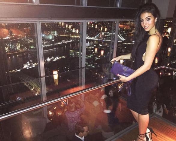 Debido a que era dependienta de tiendas de lujo, su estilo siempre se caracterizó por ser muy elegante y sofisticado, pese a ser muy sensual. Esto porque la chica le sacaba partido a sus curvas con ropa muy ceñida al cuerpo.