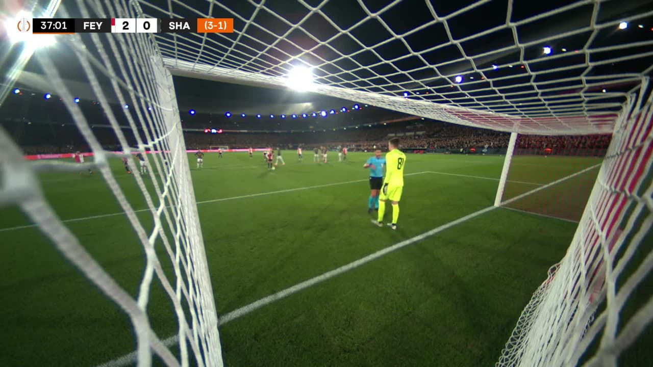 ¡GOL!  anota para Feyenoord. Orkun Kökcü