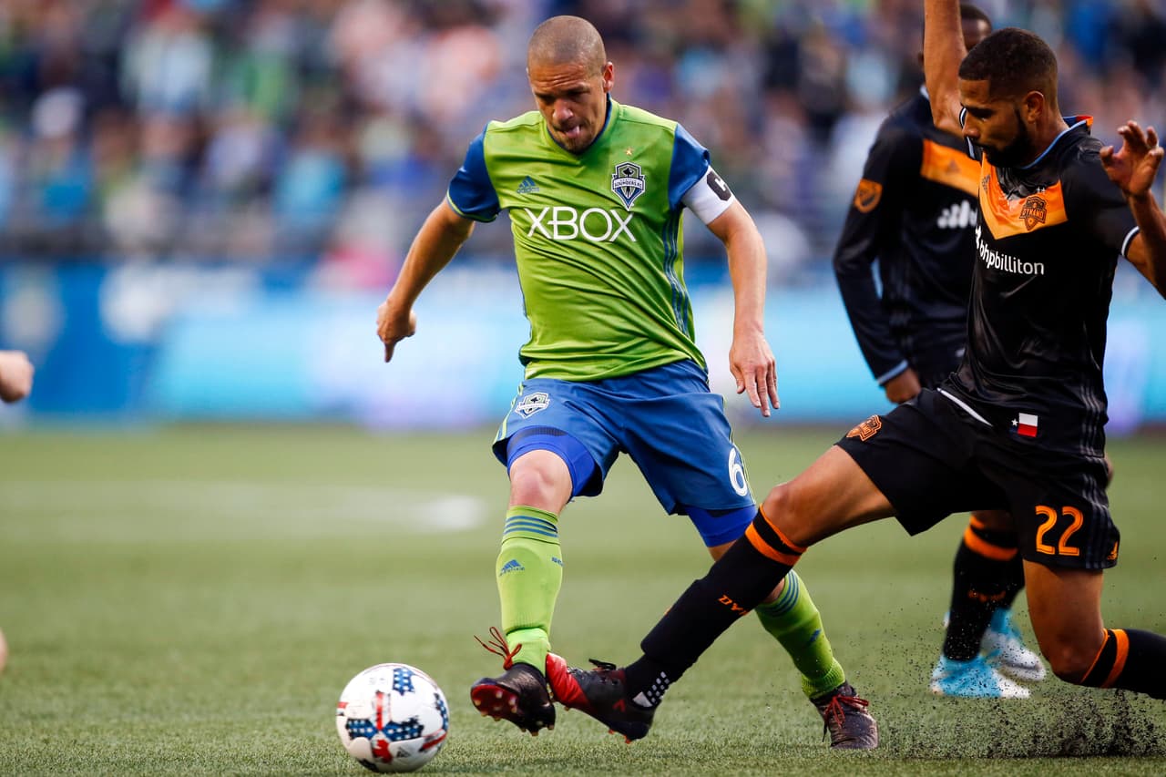Dominante en el centro de la cancha, Osvaldo Alonso contribuyó a la victoria de Seattle Sounders sobre Houston Dynamo por 1-0. (USA Today Images)